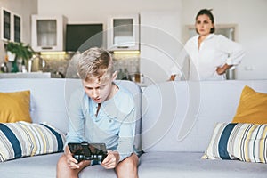 Mother unhappy with teenager son who spent his free time with electronic devices and games. Relationships teenager vs parents con