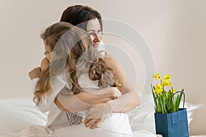 Matky. ráno maminka a v postel matka objala její malý. z ložnice z květiny 