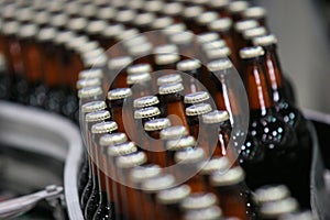 Pohyb rozmazat zobrazené hnědý sklo láhve v pivovar. na výroba linka hotový produkt bez etikety 