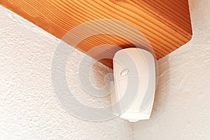 Motion detector, alarm equipment