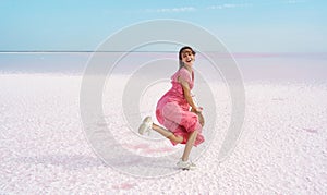 Movimento immagine felicissimo sorridente una donna danza rosa vestiti sul Spiaggia da sale rosa 