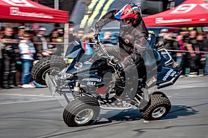 Moto stunt-riding quad bike