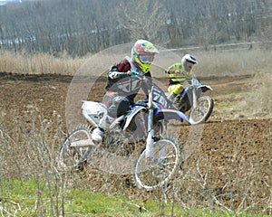 Motocross: passing a bend