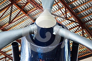 Motor aircraft with a propeller in the hangar