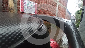 Motor sambil hujanan