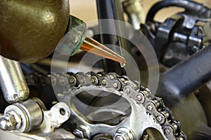 Motorcycle chains is lubricated with oil .