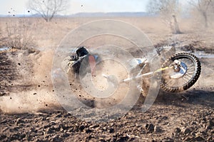 Motorcycle driver fell on a dirt road