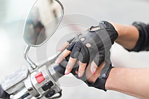 Motorcycle gloves with hand