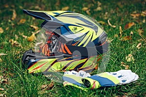 Motocicleta casco guantes a gafas de proteccion sobre el caído hojas 