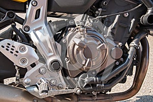 Motorcycle internal combustion engine with exhaust pipe