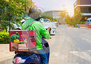 Motorcyclist delivering food with luggage Prepare to drive to deliver customers who ordered online.