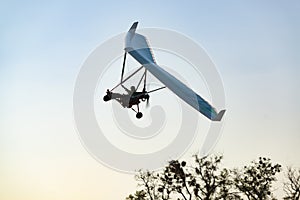 Motorized hang glider wing silhouette