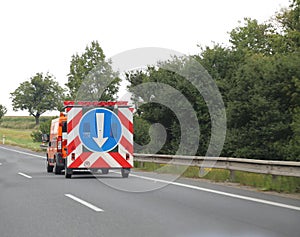 Motorway service truck that indicates the lane