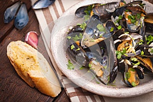 Moules Marinieres - Mussels cooked with white wine sauce