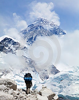 Mount Everest from Kala Patthar with tourist