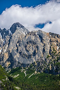 Hora Lomnica. Jarná krajina Tatier, Slovensko