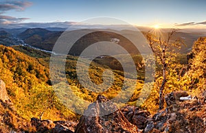 Hora s jesennou lesnou krajinou - pekný panoramatický výhľad z vrcholu