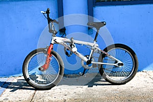 Mountain bicycle against blue wall