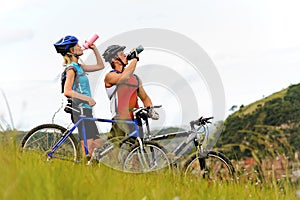 Mountain bike couple drinking