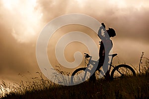 Mountain bike couple drinking