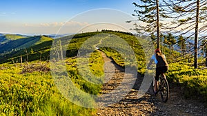 Montana ciclismo montando una bici sobre el atardecer en el verano montanas Bosque soga 