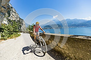 Montagna Ciclismo sul alba una donna Attraverso sul la strada, 