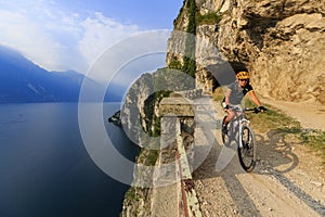 Montagna Ciclismo alba una donna sul alba Attraverso sul la strada, 