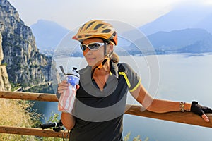 Montagna Ciclismo una donna potabile Acqua 