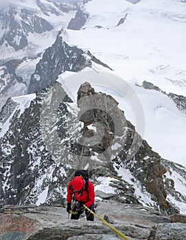 Montana alpinista rappel de alto Montana alta rocoso la nieve cima 