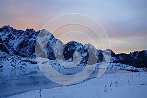 Horské jezero zvané Litvorové pleso ve Vysokých Tatrách při zimním západu slunce, Slovensko