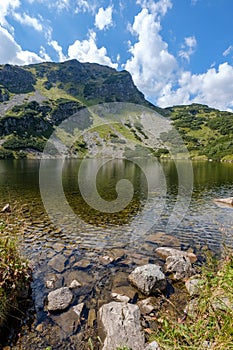 Horské jezero v pozdním létě ve slovenských Karpatských Tatrách