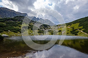 Horské jezero v pozdním létě ve slovenských Karpatských Tatrách