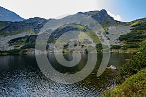 Horské jazero koncom leta v slovenských Karpatoch