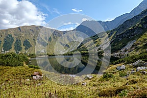 Horské jazero koncom leta v slovenských Karpatoch