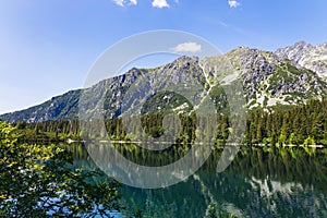 Horské jezero ve Vysokých Tatrách na Slovensku