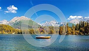 Horské jezero v národním parku Vysoké Tatry, Štrbské Pleso, Slovensko, Evropa.