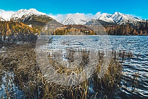 Horské jazero v Národnom parku Vysoké Tatry v zime. Štrbské pleso, Európa, Slovensko. Horská krajina.