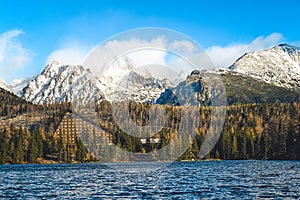 Horské jazero v Národnom parku Vysoké Tatry v zime. Štrbské pleso, Európa, Slovensko. Horská krajina.