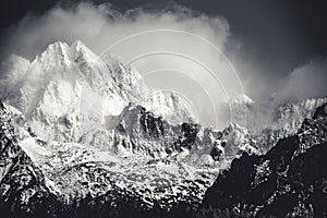 Horské jazero v Národnom parku Vysoké Tatry v zime. Štrbské pleso, Európa, Slovensko. Horská krajina.