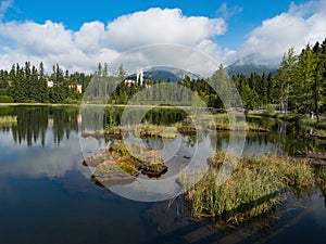 Horské jezero Nové Štrbské pleso v národním parku Vysoké Tatry, Slovensko, Evropa