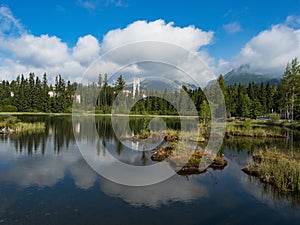Horské jezero Nové Štrbské pleso v národním parku Vysoké Tatry, Slovensko, Evropa
