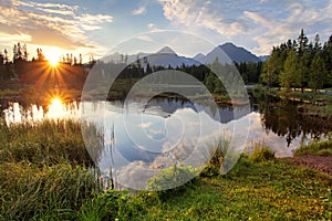 Horské jezero na Slovensku při západu slunce - Štrbské pleso