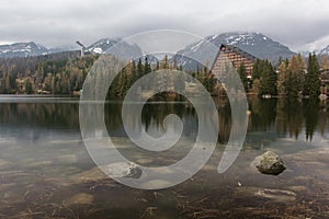 Shtrbské pleso ve Vysokých Tatrách, Slovensko. Barevná jarní krajina. Zrcadlový odraz