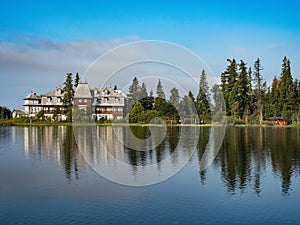 Horské jezero Štrbské pleso v národním parku Vysoké Tatry, Slovensko, Evropa. Přírodní horská scéna s krásným jezerem na Slovensku T