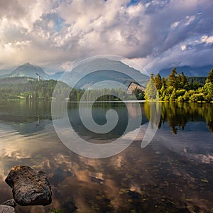 Štrbské pleso na Slovensku pri západe slnka.