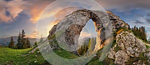 Horská krajina s velkou skálou při západu slunce - Nízké Tatry, Slovensko
