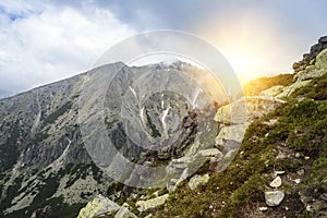 Horská krajina na zamračený den s dešťovými mraky. Tatry.