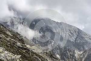 Horská krajina na zamračený den s dešťovými mraky. Tatry.