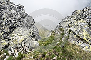 Horská krajina v zamračenom dni s dažďovými mrakmi. Tatry.