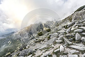 Horská krajina v zamračenom dni s dažďovými mrakmi. Tatry.